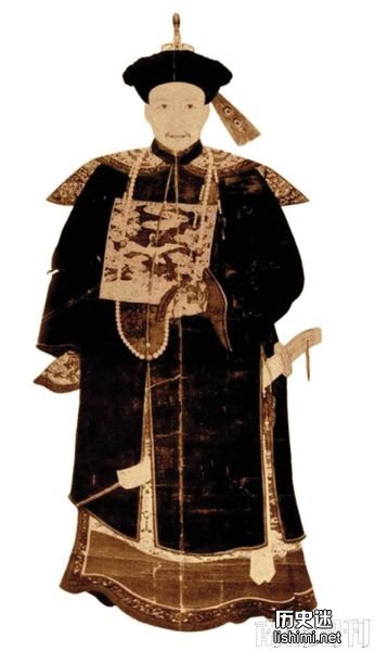 NO2.和珅 职务:清朝领班军机大臣 财产:已估价部分为2亿多两银,房屋花园、珍宝古玩等则没有估价,不计在内。以购买力折算成人民币:900亿元左右