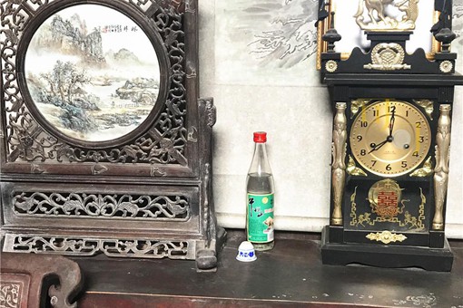 东瓶西镜什么意思 东瓶西镜的寓意和象征意义