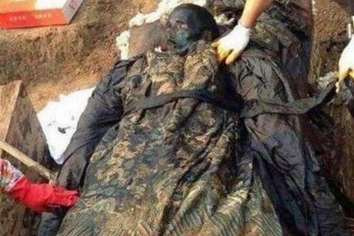 石景山龙袍干尸身份是什么人,2006年,石景山出土的龙袍干尸到底是谁,有什么根据呢?