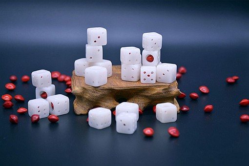 玲珑骰子安红豆典故 玲珑骰子安红豆的故事起源 玲珑骰子安红豆典故 玲珑骰子安红豆的故事起源