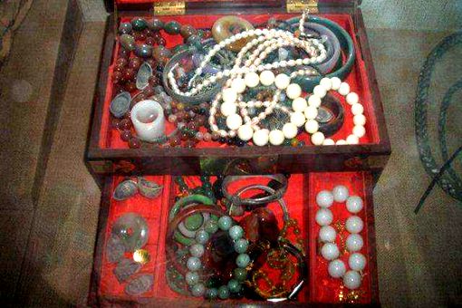 杜十娘百宝箱值多少钱 折合人民币多少钱 杜十娘百宝箱值多少钱 折合人民币多少钱