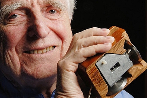 世界上第一个鼠标的外壳是用什么做的