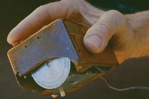 世界上第一个鼠标的外壳是用什么做的