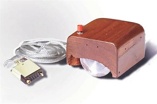 世界上第一个鼠标的外壳是用什么做的,世界上第一个鼠标的外壳是用什么做得