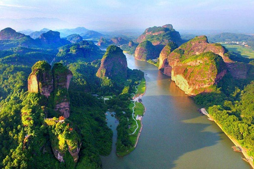 龙虎山在哪里?具体在哪个省哪个城市哪个县? 龙虎山在哪里?具体在哪个省哪个城市哪个县?