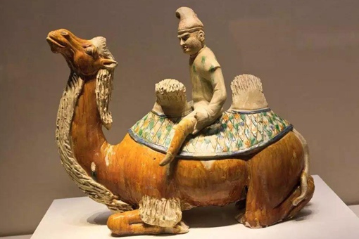 唐三彩的釉色主要由哪三种颜色组成 唐三彩的釉色主要由哪三种颜色组成