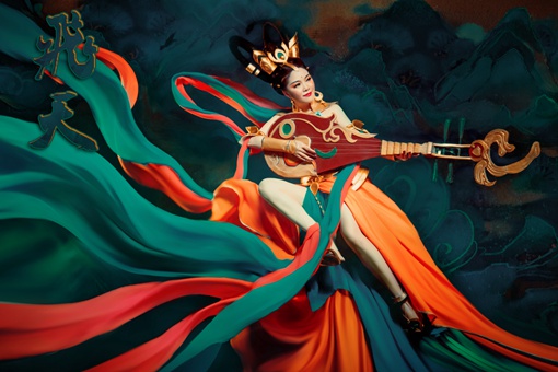 水下飞天舞蹈中的飞天动作与什么有关