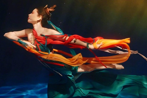 水下飞天舞蹈中的飞天动作与什么有关