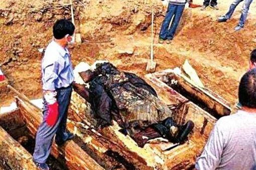 石景山龙袍干尸身份是谁 石景山龙袍干尸到底是谁 石景山龙袍干尸身份是谁 石景山龙袍干尸到底是谁