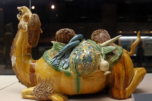 唐朝唐三彩的起源及其发展历程介绍 唐朝唐三彩的起源及其发展历程介绍